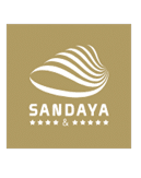 Logo Sandaya : emblème de l'hôtellerie de plein air 5 étoiles. Logo Sandaya, fond doré. Coquillage stylisé blanc ondulé au-dessus de "SANDAYA" et classement cinq étoiles (***** & *****).